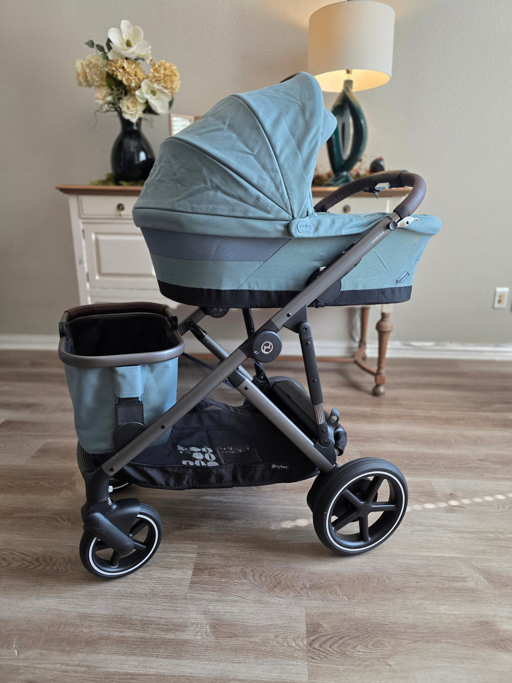 CYBEX eGazelle S with the carrycot mounted up top and the CYBEX shopping basket carried in the lower slot below it