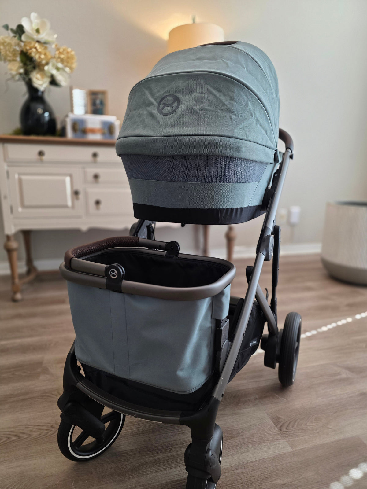 Three-quarter view of the carrycot and lower-slot basket mounted together on the eGazelle S