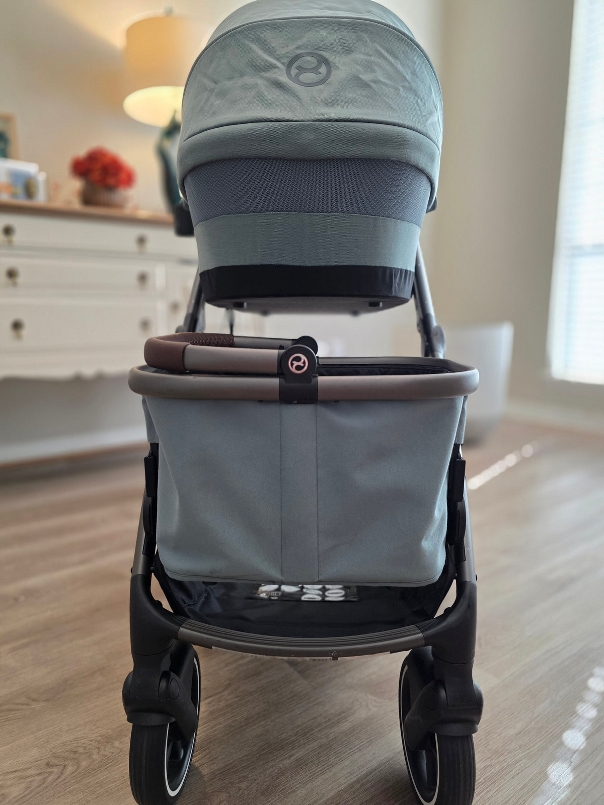 Front view of the eGazelle S showing the shopping basket sitting square in the lower position beneath the carrycot
