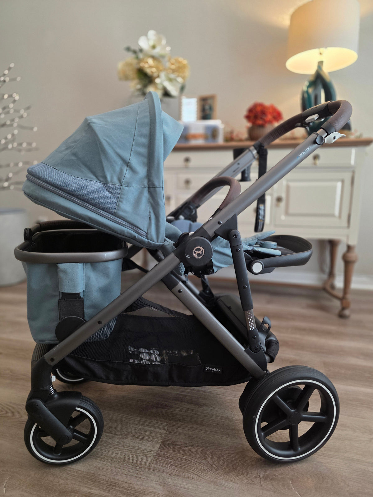 The eGazelle S toddler seat in a partial recline with the shopping basket carried below it